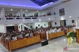 Misa malam Paskah Gereja Rumengkor Minahasa dipadati