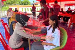 Polri layani kesehatan warga pengungsi di Desa Sidenbopo Malut