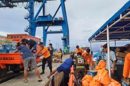 Kapal Pandudewanata droping logistik bantuan ke Batang Dua