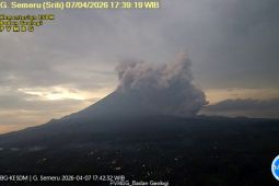 Gunung Semeru erupsi luncurkan awan panas guguran sejauh 4,5 km