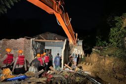Brimob Polda Sumut lakukan pencarian korban banjir di Sibolangit