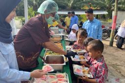 MBG prasmanan SPPG Firdaus I disambut antusias siswa SDN 107967 Pelintahan