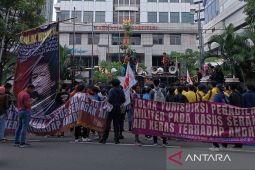 Ratusan mahasiswa demo di Gedung MK, suarakan tuntutan lawan militerisme