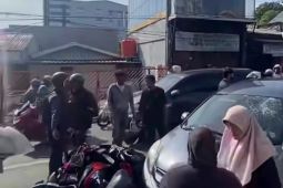 Mobil Diamuk Massa di Joglo Usai Tabrak 4 Motor, Berakhir Damai