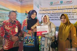 Ratusan warga miskin ekstrem Situbondo terima bantuan modal usaha