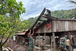 TNI bantu bongkar rumah warga tertimbun longsoran di Gayo Lues