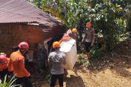 Brimob Polda Sumut evakuasi barang milik korban longsor di Sembahe