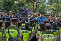 Kepolisian kawal aksi mahasiswa Semarang di depan DPRD Jateng