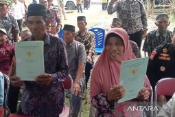 Pemkab Bantul menyerahkan sertifikat tanah Mbah Tupon