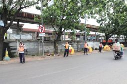 Cegah parkir liar, trotoar dekat Stasiun Batuceper dipasang barier