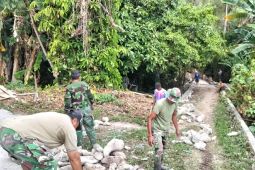 TNI-warga bersinergi bangun jembatan perintis di Talaud