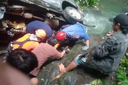 Basarnas evakuasi dua korban meninggal usai mobil jatuh ke jurang