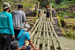 Jembatan yang putus di selatan Garut mulai dibangun untuk akses warga