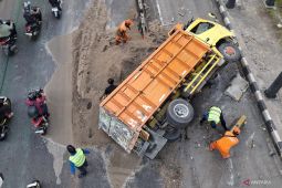 Truk bermuatan pasir dua ton terguling di Tebet pada Sabtu pagi akibat sopir mengantuk
