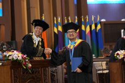 Lulus cumlaude, Tom Liwafa raih gelar doktor di Unair
