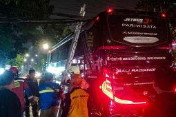 Tiang optik di Tamansari roboh imbas keropos dan beban kabel berlebih pada Minggu sore