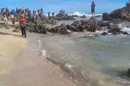 Tim SAR Banten cari warga China terseret arus Pantai Cibobos Lebak