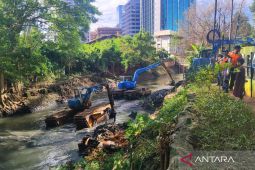 Pemkot Jaksel targetkan keruk 6.842 meter kubik lumpur di Kali Krukut antisipasi banjir