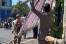 Satpol PP tertibkan media promosi pengganggu fasum di Denpasar