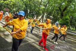 Senam tongkat peserta Prolanis