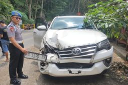 Petugas tutup jalan nasional Trenggalek usai batuan tebing timpa mobil