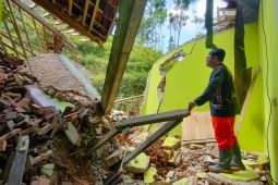 BPBD tangani dampak longsor terjang pemukiman di Nawangan Pacitan
