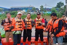 Pemkot Jaktim jaga ekosistem lewat operasi tangkap ikan sapu-sapu secara serentak