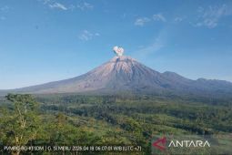 Semeru masih erupsi, semburkan abu vulkanik ke barat daya