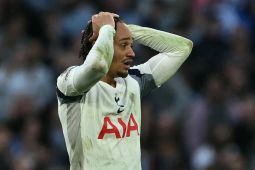 Tottenham tertahan di zona degradasi