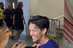 Irfan Bachdim bertukar jersi dengan Rivaldo