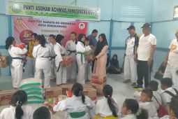 INKAI Pemkot Singkawang berbagi sembako untuk anak yatim