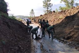 TNI buka akses jalan tertimbun longsor di Aceh Tengah