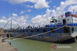 PTP Nonpetikemas Pangkalbalam pasang "oil boom" antisipasi pencemaran lingkungan