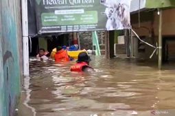 Banjir setinggi 1,75 meter rendam Kebon Pala pada Senin pagi, warga mulai mengungsi
