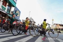 Perempuan berkebaya gelar kirab sepeda ontel peringati Hari Kartini