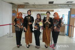 KAI Sumut hadirkan nuansa adat layani penumpang di Hari Kartini