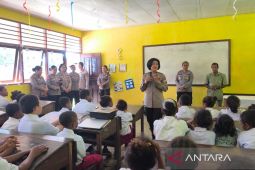 Polwan bagikan 100 tas sekolah untuk siswa SDI Mandopi Manokwari