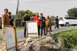 Plt Bupati Bekasi tinjau tiga titik jalan ambles di CBL, pastikan respons cepat