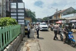 Babat Habis! Dishub Bandung Angkut Motor dan Tilang Mobil yang Parkir di Trotoar Panjunan