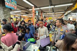 Gibran ajak Mama Papua di Sorong belanja di supermarket