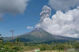 Gunung Lewotobi Laki-laki erupsi enam kali Selasa malam hingga Rabu siang