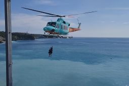 Tim SAR kerahkan helikopter evakuasi WNA terjebak di tebing Uluwatu