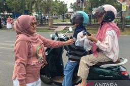 DWP Bone Bolango berbagi paket takjil dan sembako