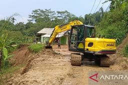 Akses ke Situs Gunung Padang Putus Akibat Longsor