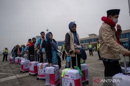 Dua penerbangan haji alami kendala, jamaah difasilitasi hotel