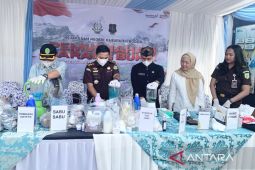 Kejari Bogor musnahkan 1 kg sabu hingga 12 senjata tajam