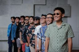 Penonton naik dango di Pontianak berorkesria bersama OB