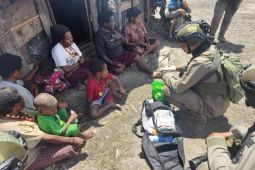 Satgas Damai Cartenz lakukan layanan kesehatan bagi pengungsi di Puncak