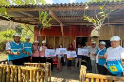 PLN dan Kementerian ESDM nyalakan bantuan listrik di Desa Saleman Maluku Tengah
