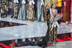 Momen haru Agnes Aditya Rahajeng angkat Piala Puteri Indonesia 2026 di JICC